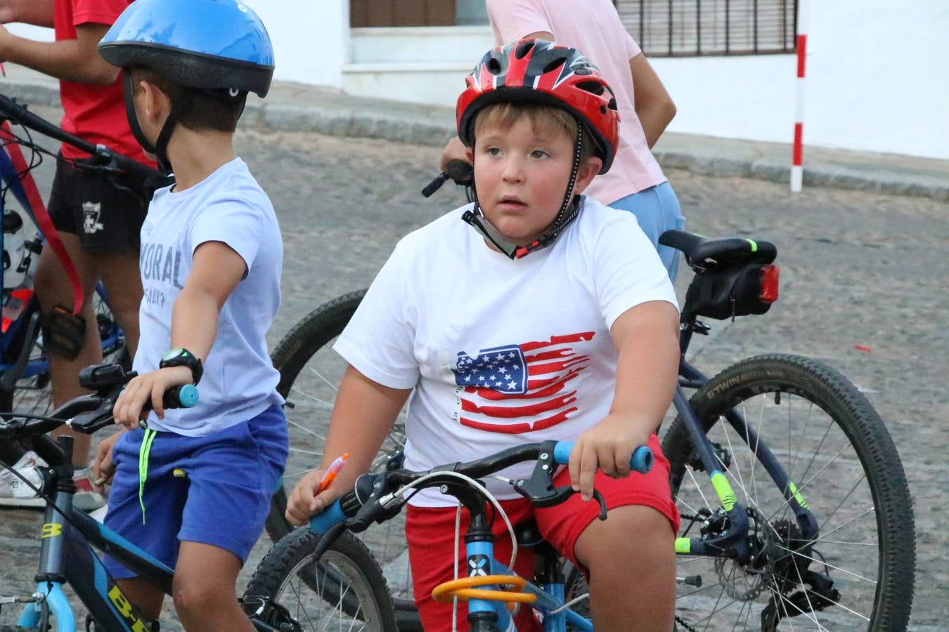 El popular barrio de 'Santa Catalina' vivió, ayer, la primera jornada de su tradicional velá con un gran ambiente festivo en el que pequeños y mayores disfrutaron de tradición, fiesta y música con los juegos infantiles y la actuación de 'Licor 43'.