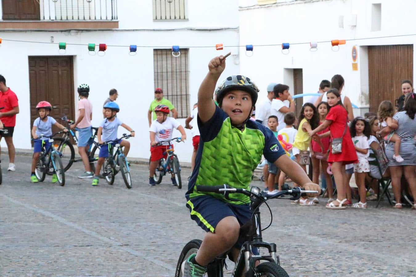 El popular barrio de 'Santa Catalina' vivió, ayer, la primera jornada de su tradicional velá con un gran ambiente festivo en el que pequeños y mayores disfrutaron de tradición, fiesta y música con los juegos infantiles y la actuación de 'Licor 43'.