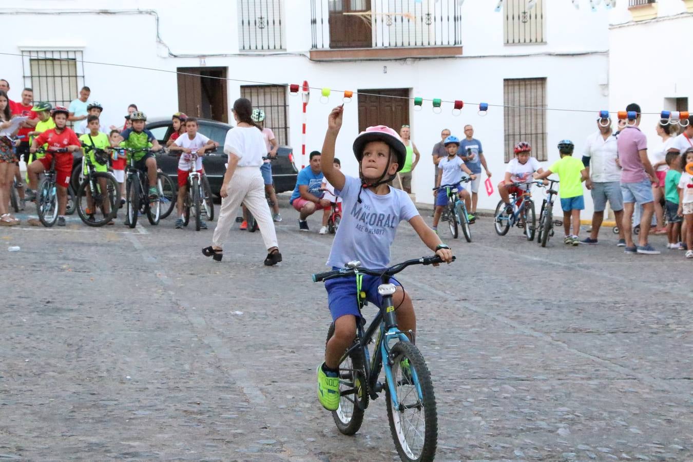 El popular barrio de 'Santa Catalina' vivió, ayer, la primera jornada de su tradicional velá con un gran ambiente festivo en el que pequeños y mayores disfrutaron de tradición, fiesta y música con los juegos infantiles y la actuación de 'Licor 43'.