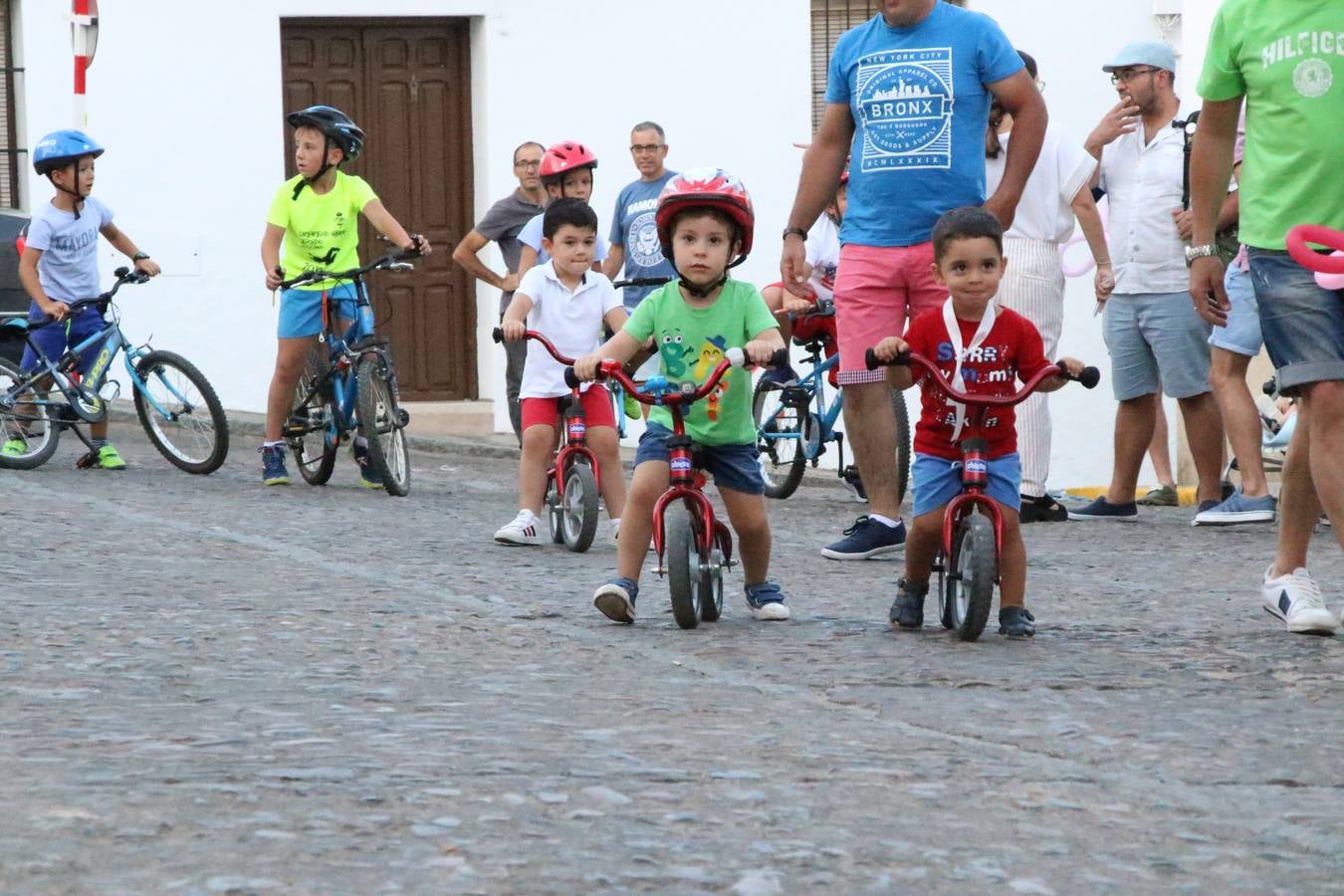 El popular barrio de 'Santa Catalina' vivió, ayer, la primera jornada de su tradicional velá con un gran ambiente festivo en el que pequeños y mayores disfrutaron de tradición, fiesta y música con los juegos infantiles y la actuación de 'Licor 43'.