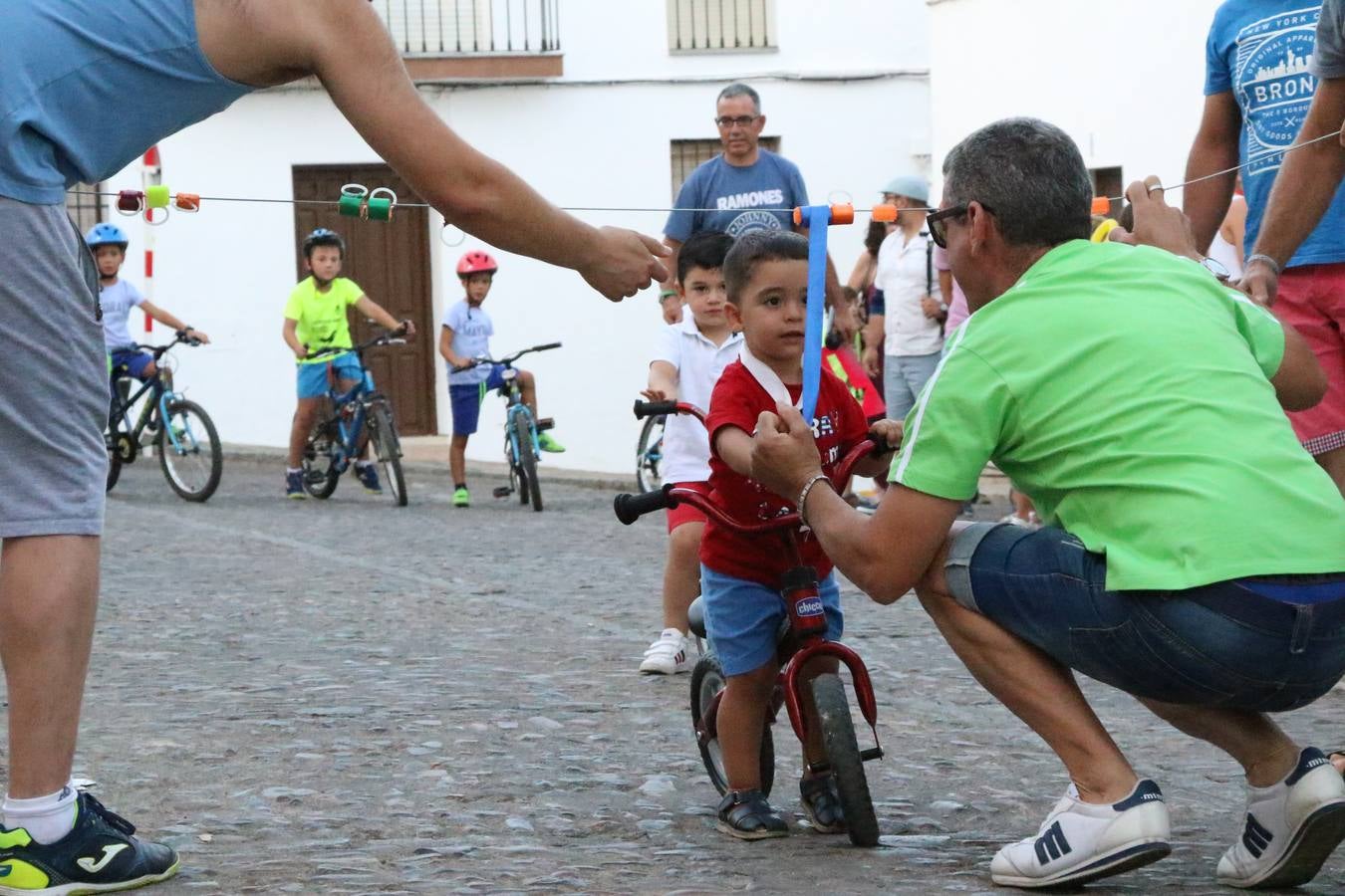 El popular barrio de 'Santa Catalina' vivió, ayer, la primera jornada de su tradicional velá con un gran ambiente festivo en el que pequeños y mayores disfrutaron de tradición, fiesta y música con los juegos infantiles y la actuación de 'Licor 43'.