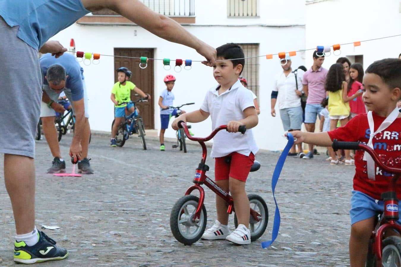 El popular barrio de 'Santa Catalina' vivió, ayer, la primera jornada de su tradicional velá con un gran ambiente festivo en el que pequeños y mayores disfrutaron de tradición, fiesta y música con los juegos infantiles y la actuación de 'Licor 43'.