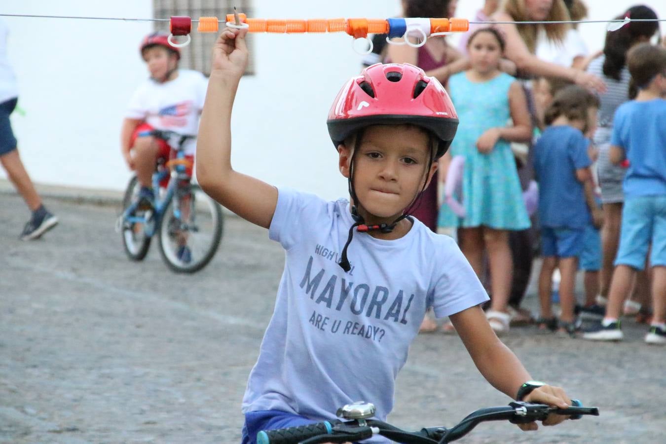 El popular barrio de 'Santa Catalina' vivió, ayer, la primera jornada de su tradicional velá con un gran ambiente festivo en el que pequeños y mayores disfrutaron de tradición, fiesta y música con los juegos infantiles y la actuación de 'Licor 43'.