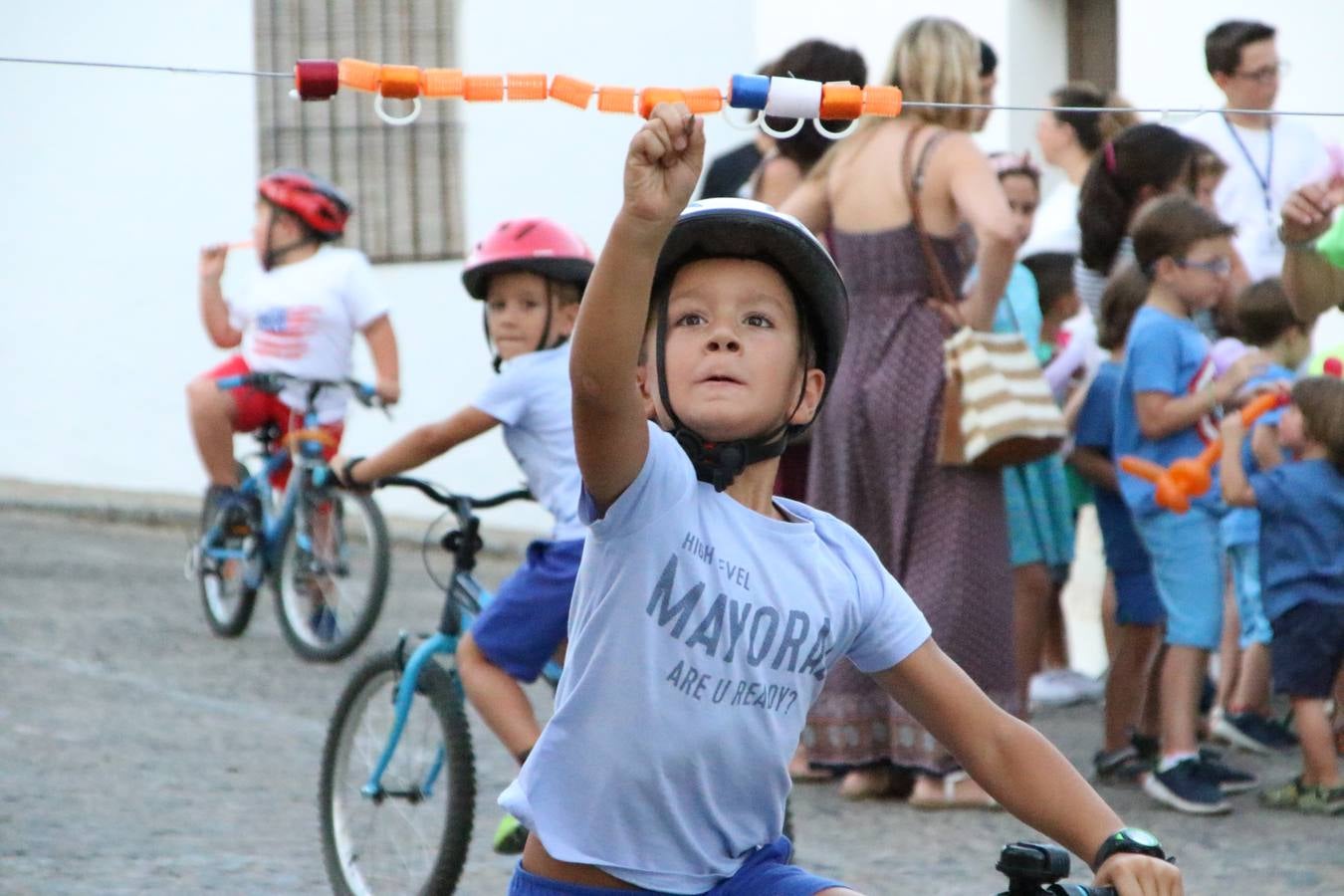 El popular barrio de 'Santa Catalina' vivió, ayer, la primera jornada de su tradicional velá con un gran ambiente festivo en el que pequeños y mayores disfrutaron de tradición, fiesta y música con los juegos infantiles y la actuación de 'Licor 43'.