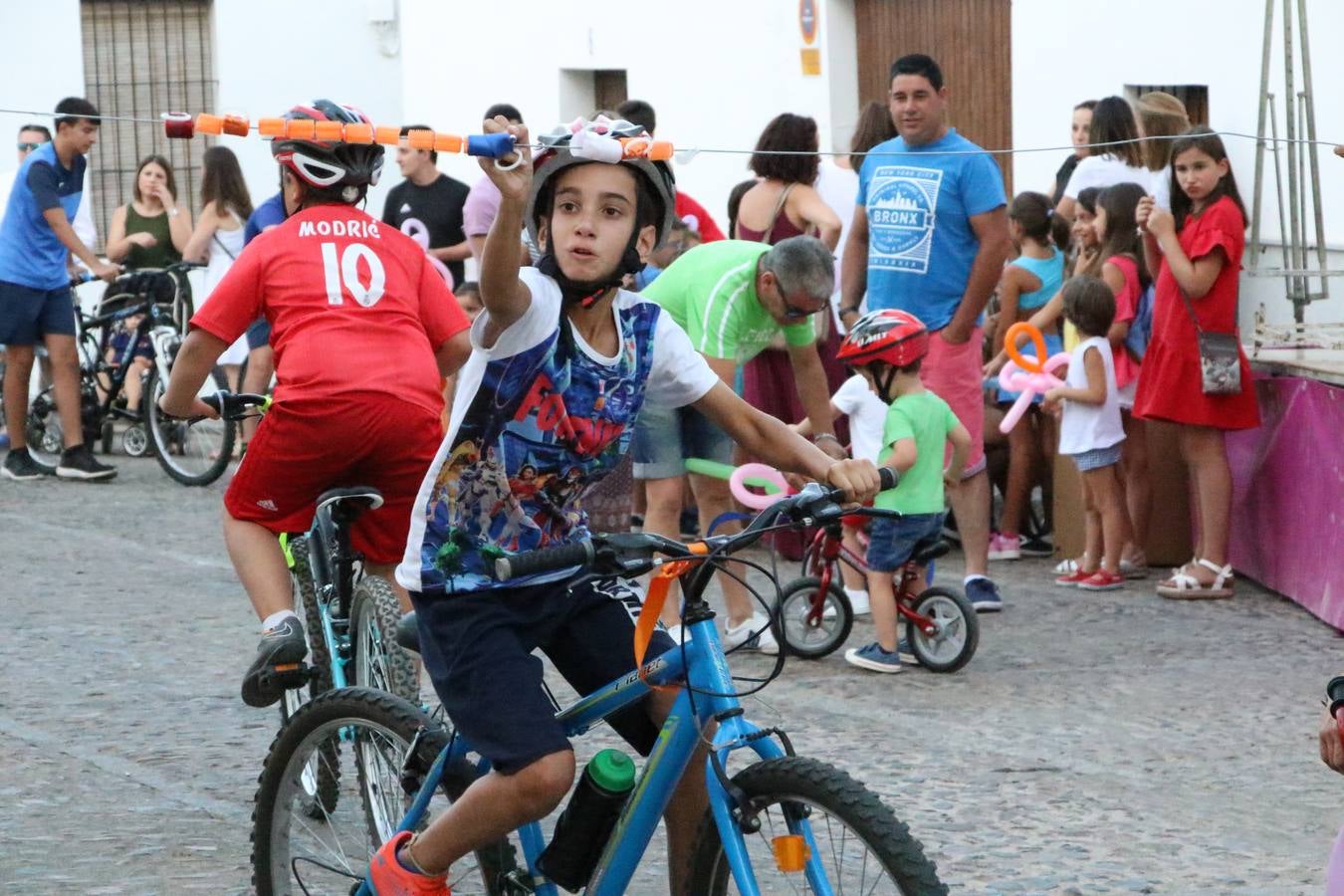 El popular barrio de 'Santa Catalina' vivió, ayer, la primera jornada de su tradicional velá con un gran ambiente festivo en el que pequeños y mayores disfrutaron de tradición, fiesta y música con los juegos infantiles y la actuación de 'Licor 43'.
