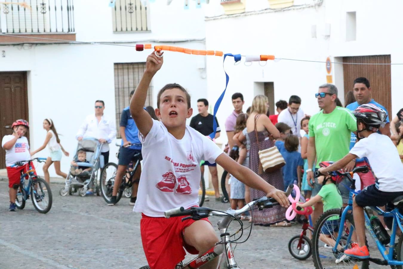 El popular barrio de 'Santa Catalina' vivió, ayer, la primera jornada de su tradicional velá con un gran ambiente festivo en el que pequeños y mayores disfrutaron de tradición, fiesta y música con los juegos infantiles y la actuación de 'Licor 43'.