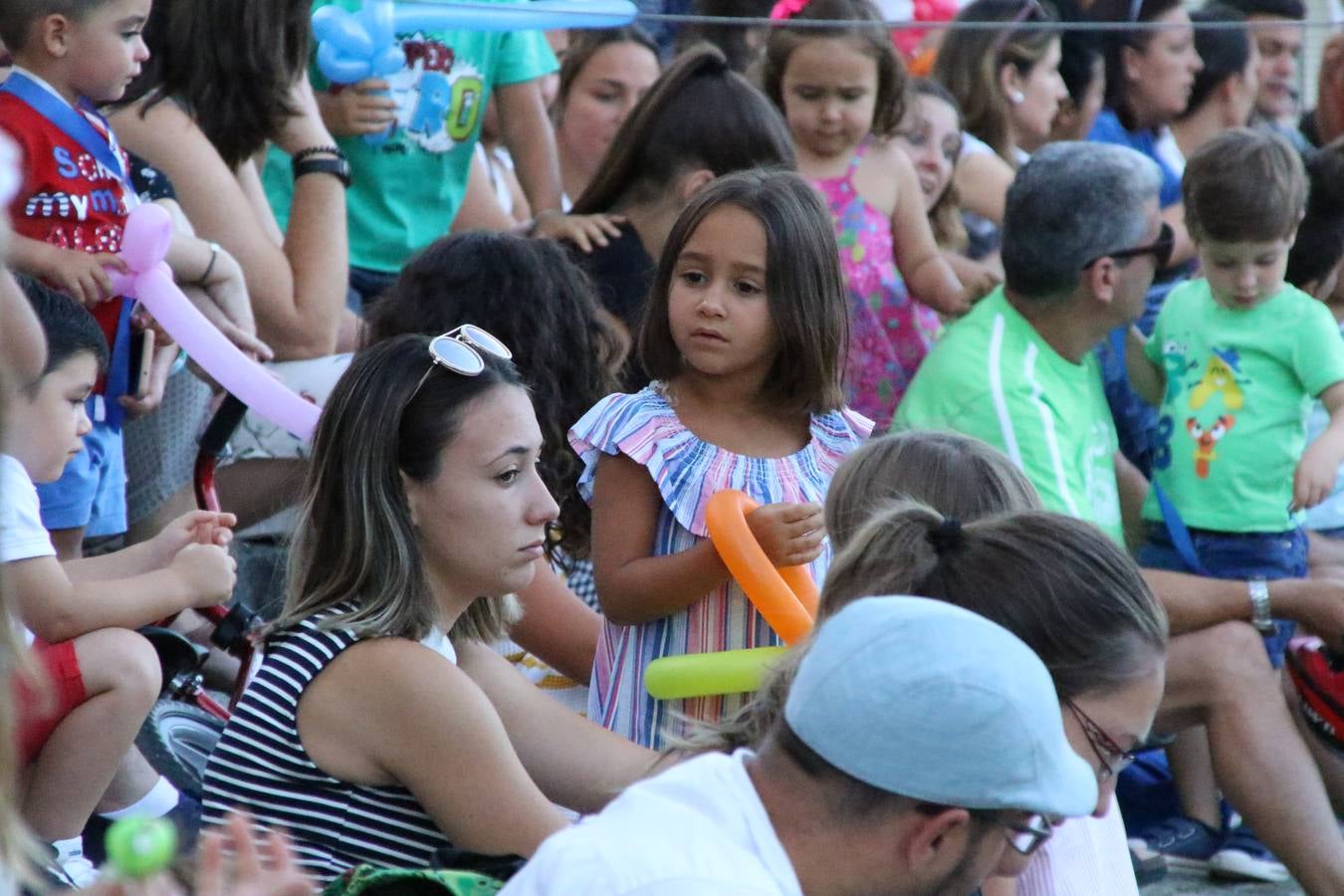 El popular barrio de 'Santa Catalina' vivió, ayer, la primera jornada de su tradicional velá con un gran ambiente festivo en el que pequeños y mayores disfrutaron de tradición, fiesta y música con los juegos infantiles y la actuación de 'Licor 43'.