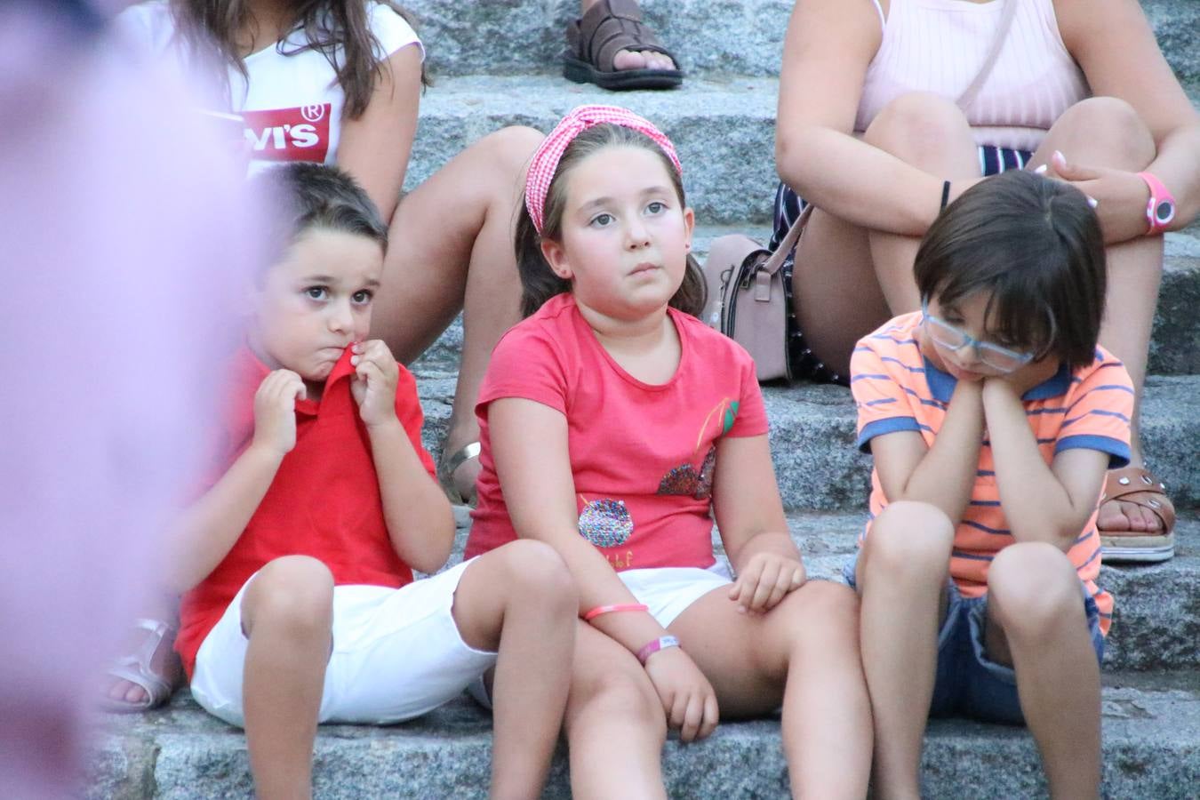 El popular barrio de 'Santa Catalina' vivió, ayer, la primera jornada de su tradicional velá con un gran ambiente festivo en el que pequeños y mayores disfrutaron de tradición, fiesta y música con los juegos infantiles y la actuación de 'Licor 43'.