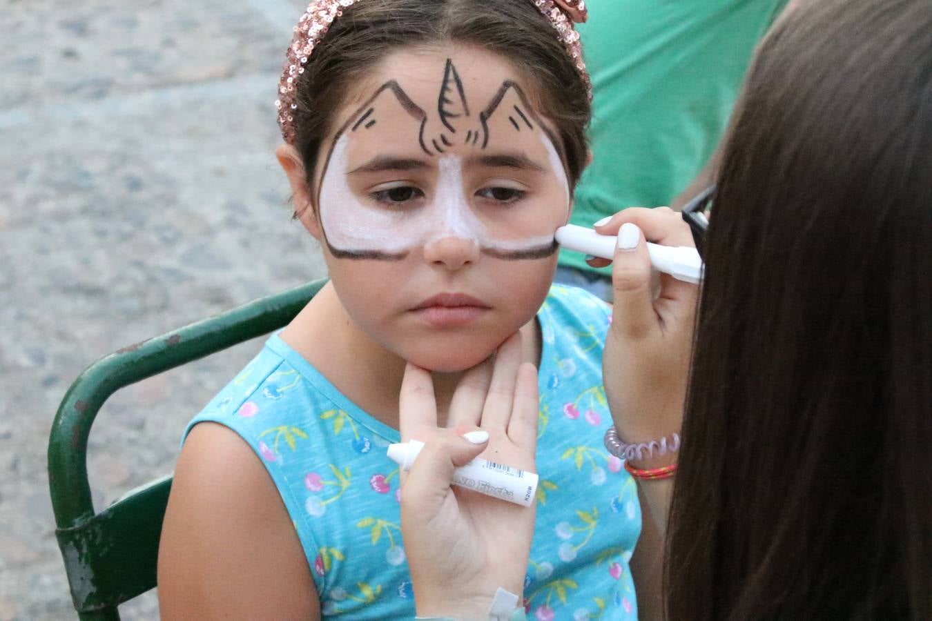 El popular barrio de 'Santa Catalina' vivió, ayer, la primera jornada de su tradicional velá con un gran ambiente festivo en el que pequeños y mayores disfrutaron de tradición, fiesta y música con los juegos infantiles y la actuación de 'Licor 43'.