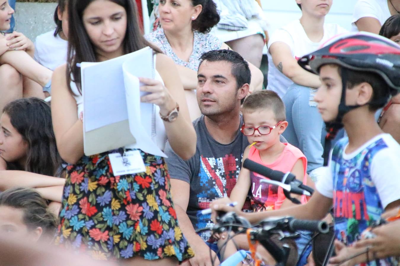 El popular barrio de 'Santa Catalina' vivió, ayer, la primera jornada de su tradicional velá con un gran ambiente festivo en el que pequeños y mayores disfrutaron de tradición, fiesta y música con los juegos infantiles y la actuación de 'Licor 43'.