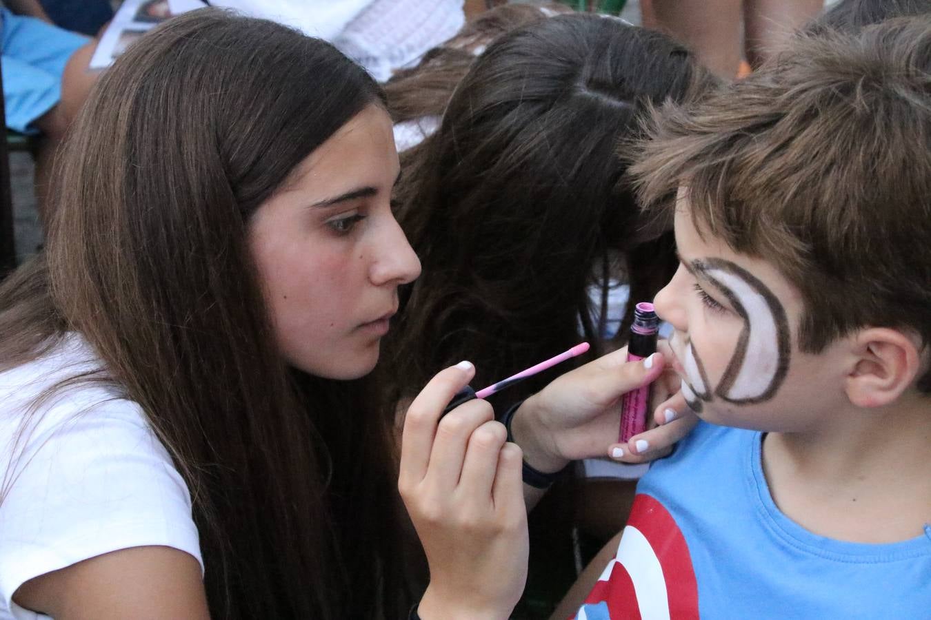 El popular barrio de 'Santa Catalina' vivió, ayer, la primera jornada de su tradicional velá con un gran ambiente festivo en el que pequeños y mayores disfrutaron de tradición, fiesta y música con los juegos infantiles y la actuación de 'Licor 43'.