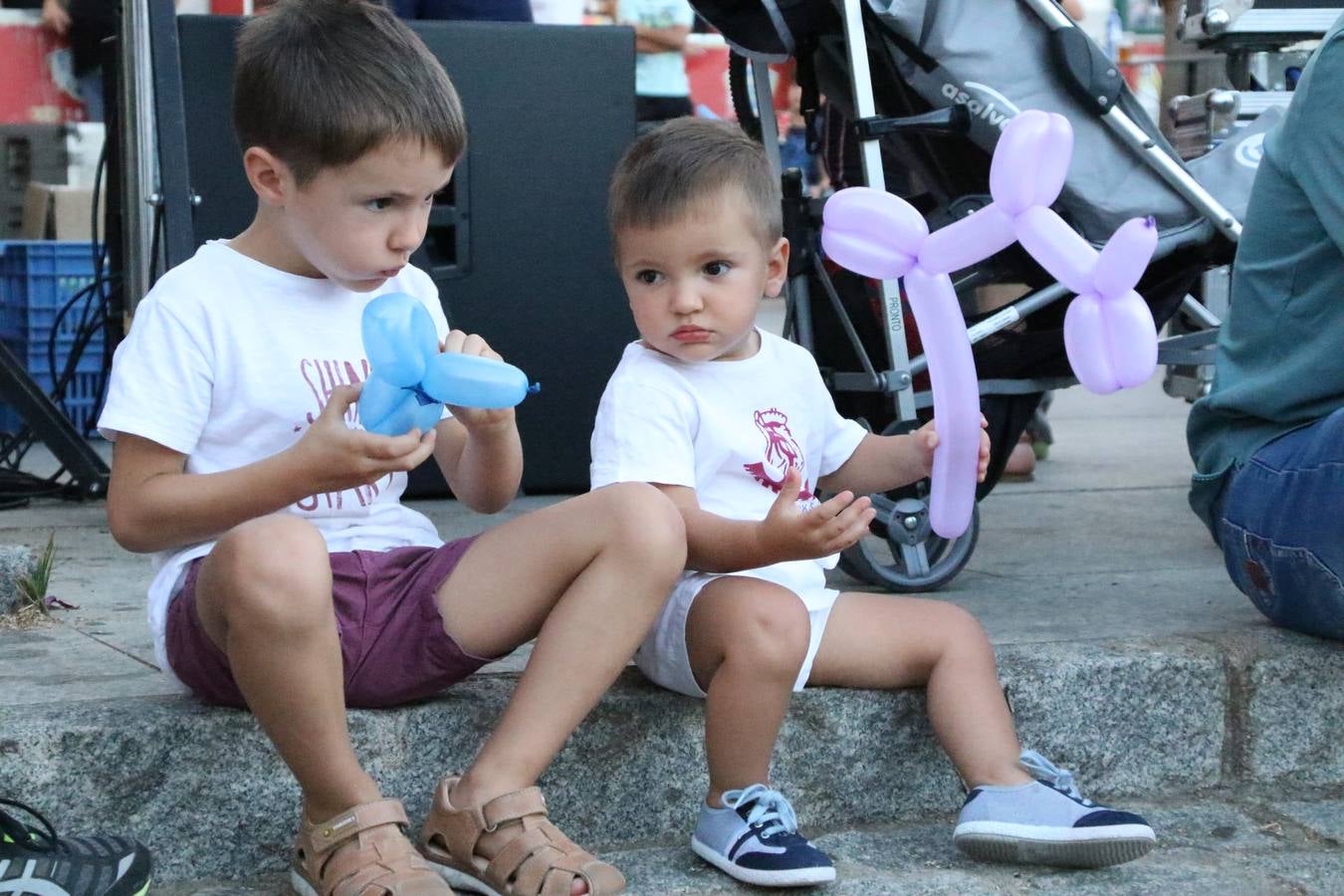 El popular barrio de 'Santa Catalina' vivió, ayer, la primera jornada de su tradicional velá con un gran ambiente festivo en el que pequeños y mayores disfrutaron de tradición, fiesta y música con los juegos infantiles y la actuación de 'Licor 43'.