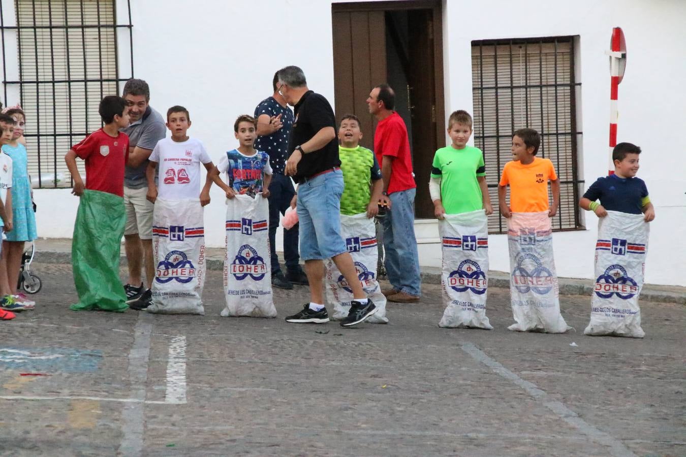 El popular barrio de 'Santa Catalina' vivió, ayer, la primera jornada de su tradicional velá con un gran ambiente festivo en el que pequeños y mayores disfrutaron de tradición, fiesta y música con los juegos infantiles y la actuación de 'Licor 43'.