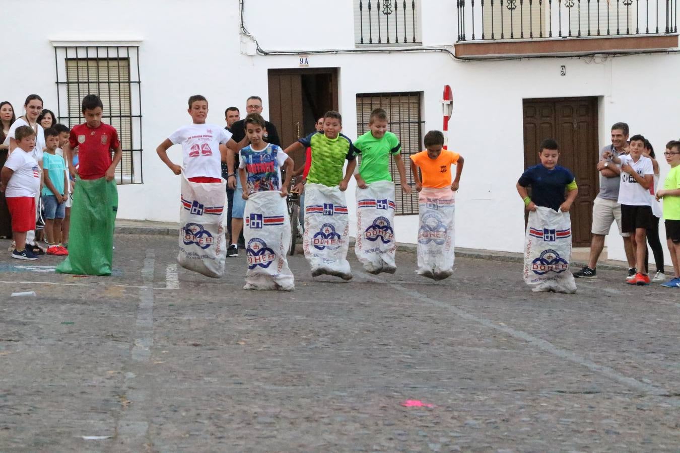 El popular barrio de 'Santa Catalina' vivió, ayer, la primera jornada de su tradicional velá con un gran ambiente festivo en el que pequeños y mayores disfrutaron de tradición, fiesta y música con los juegos infantiles y la actuación de 'Licor 43'.