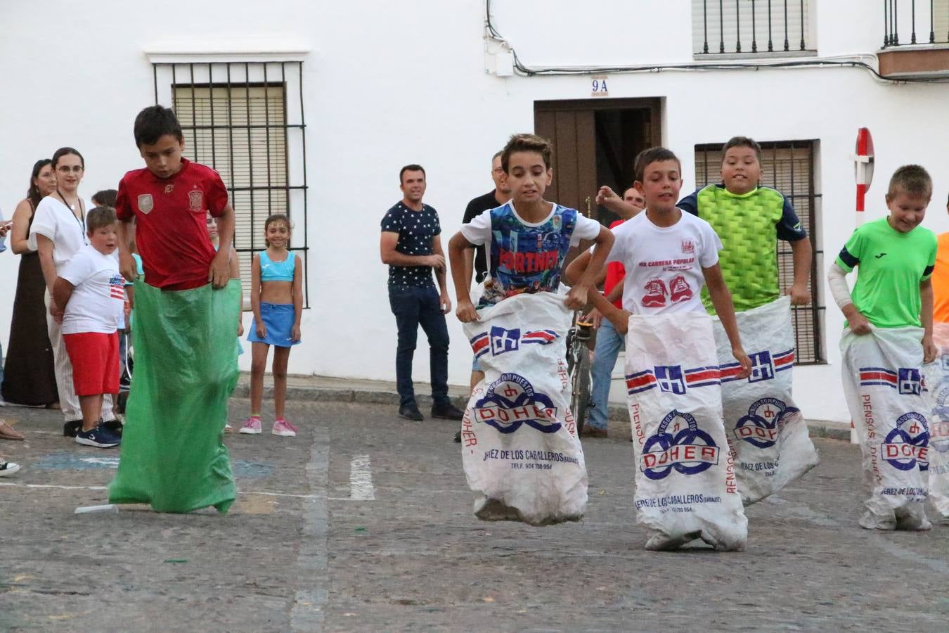 El popular barrio de 'Santa Catalina' vivió, ayer, la primera jornada de su tradicional velá con un gran ambiente festivo en el que pequeños y mayores disfrutaron de tradición, fiesta y música con los juegos infantiles y la actuación de 'Licor 43'.