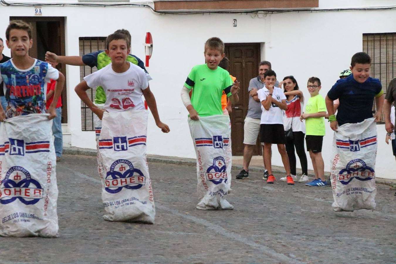 El popular barrio de 'Santa Catalina' vivió, ayer, la primera jornada de su tradicional velá con un gran ambiente festivo en el que pequeños y mayores disfrutaron de tradición, fiesta y música con los juegos infantiles y la actuación de 'Licor 43'.