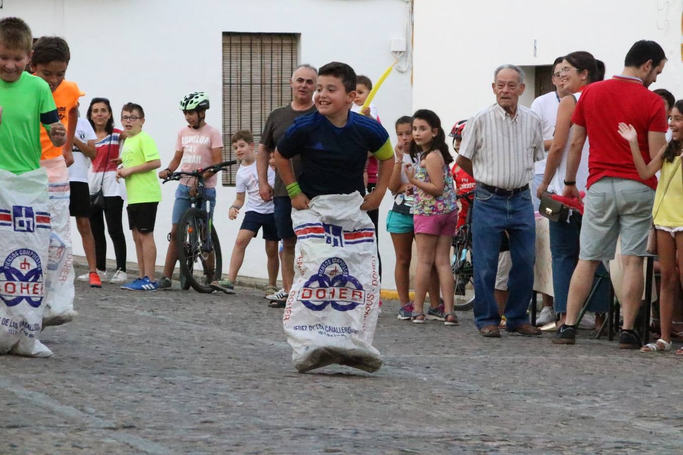 El popular barrio de 'Santa Catalina' vivió, ayer, la primera jornada de su tradicional velá con un gran ambiente festivo en el que pequeños y mayores disfrutaron de tradición, fiesta y música con los juegos infantiles y la actuación de 'Licor 43'.