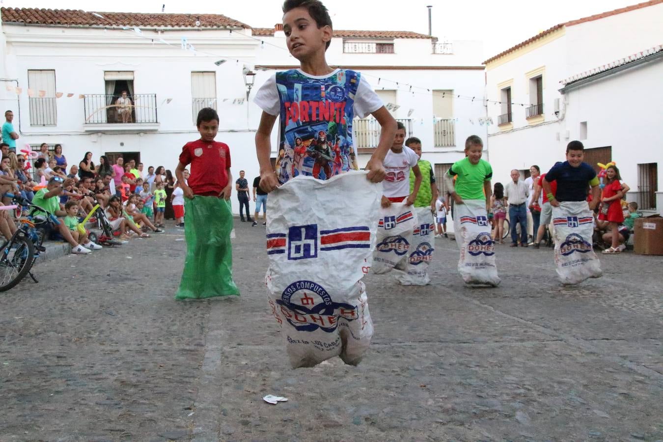 El popular barrio de 'Santa Catalina' vivió, ayer, la primera jornada de su tradicional velá con un gran ambiente festivo en el que pequeños y mayores disfrutaron de tradición, fiesta y música con los juegos infantiles y la actuación de 'Licor 43'.