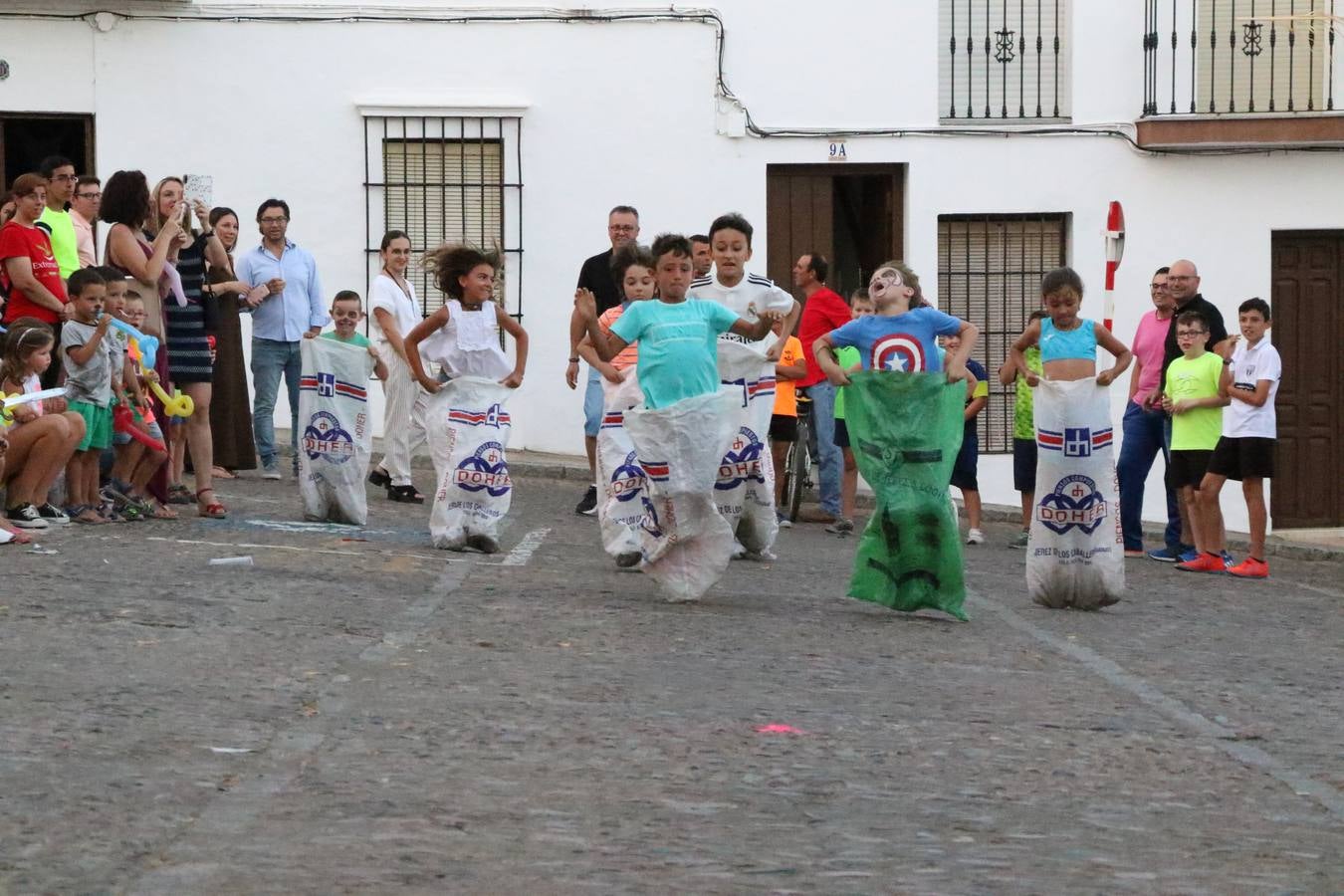 El popular barrio de 'Santa Catalina' vivió, ayer, la primera jornada de su tradicional velá con un gran ambiente festivo en el que pequeños y mayores disfrutaron de tradición, fiesta y música con los juegos infantiles y la actuación de 'Licor 43'.