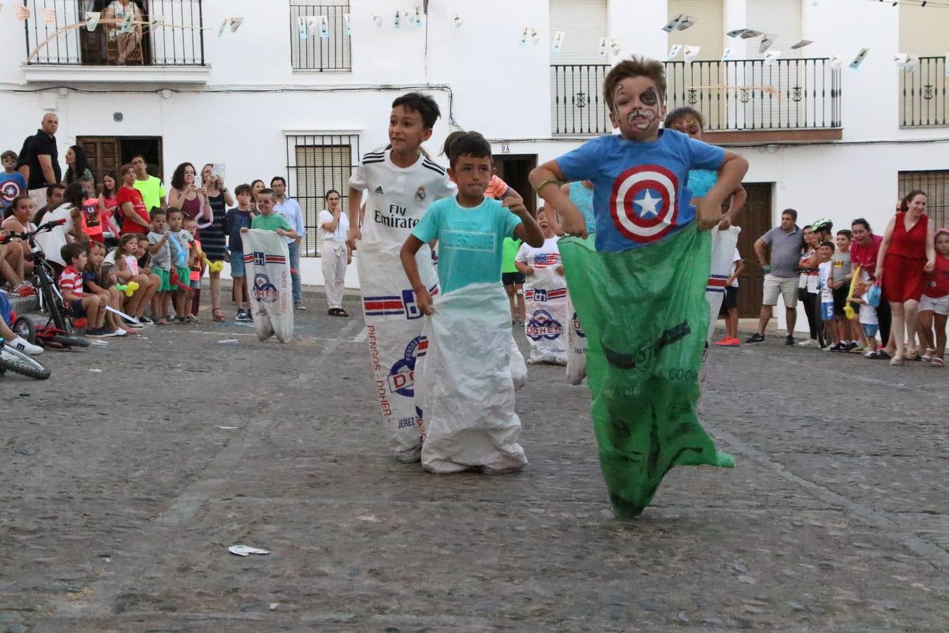 El popular barrio de 'Santa Catalina' vivió, ayer, la primera jornada de su tradicional velá con un gran ambiente festivo en el que pequeños y mayores disfrutaron de tradición, fiesta y música con los juegos infantiles y la actuación de 'Licor 43'.
