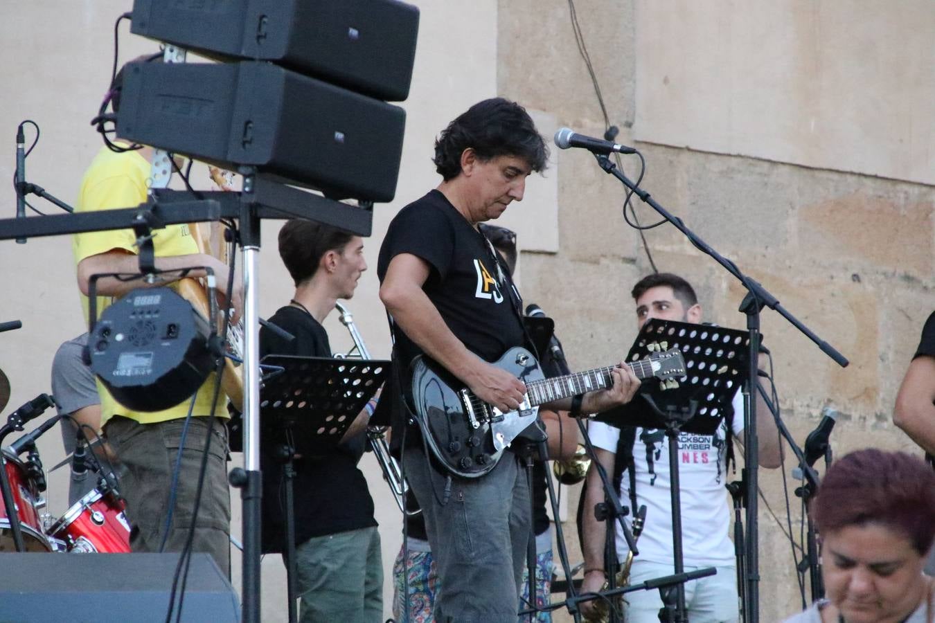 El popular barrio de 'Santa Catalina' vivió, ayer, la primera jornada de su tradicional velá con un gran ambiente festivo en el que pequeños y mayores disfrutaron de tradición, fiesta y música con los juegos infantiles y la actuación de 'Licor 43'.