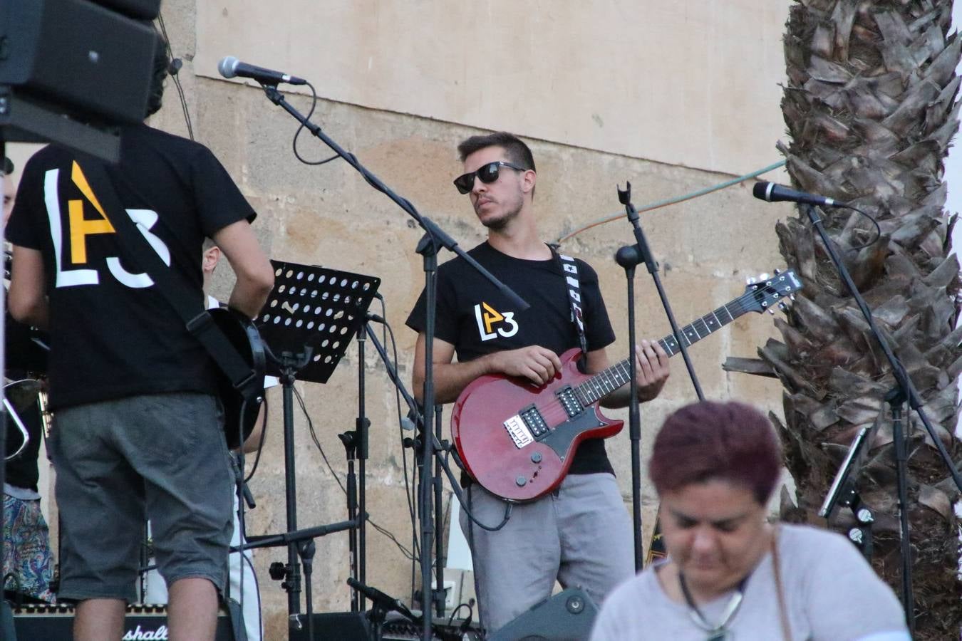 El popular barrio de 'Santa Catalina' vivió, ayer, la primera jornada de su tradicional velá con un gran ambiente festivo en el que pequeños y mayores disfrutaron de tradición, fiesta y música con los juegos infantiles y la actuación de 'Licor 43'.