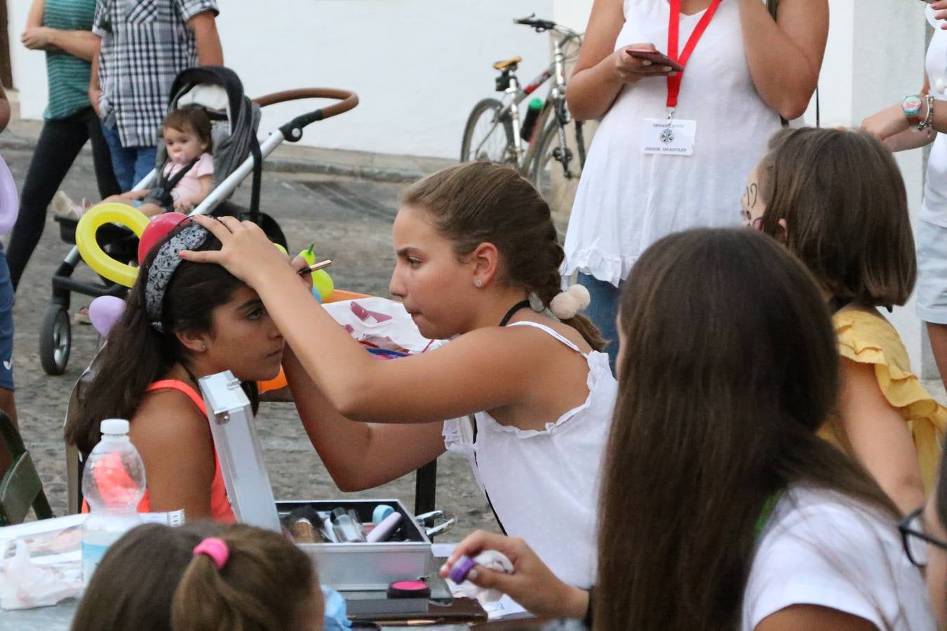 El popular barrio de 'Santa Catalina' vivió, ayer, la primera jornada de su tradicional velá con un gran ambiente festivo en el que pequeños y mayores disfrutaron de tradición, fiesta y música con los juegos infantiles y la actuación de 'Licor 43'.