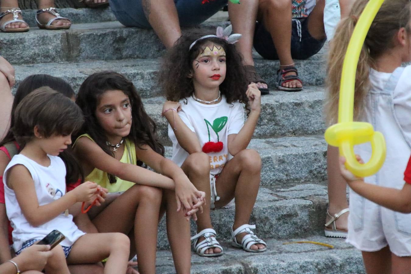 El popular barrio de 'Santa Catalina' vivió, ayer, la primera jornada de su tradicional velá con un gran ambiente festivo en el que pequeños y mayores disfrutaron de tradición, fiesta y música con los juegos infantiles y la actuación de 'Licor 43'.