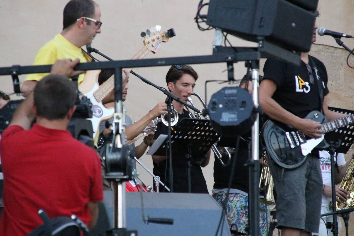 El popular barrio de 'Santa Catalina' vivió, ayer, la primera jornada de su tradicional velá con un gran ambiente festivo en el que pequeños y mayores disfrutaron de tradición, fiesta y música con los juegos infantiles y la actuación de 'Licor 43'.