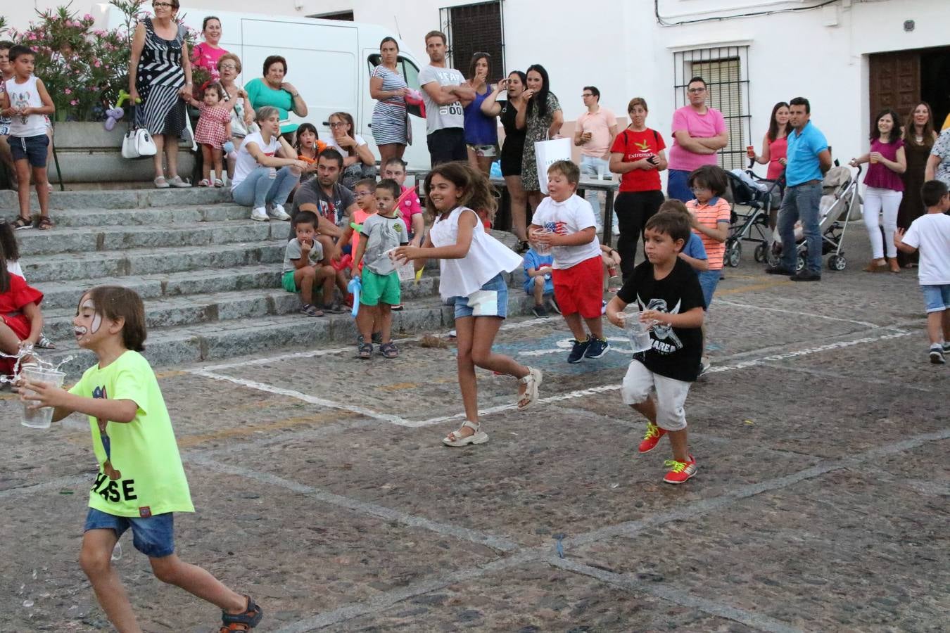 El popular barrio de 'Santa Catalina' vivió, ayer, la primera jornada de su tradicional velá con un gran ambiente festivo en el que pequeños y mayores disfrutaron de tradición, fiesta y música con los juegos infantiles y la actuación de 'Licor 43'.