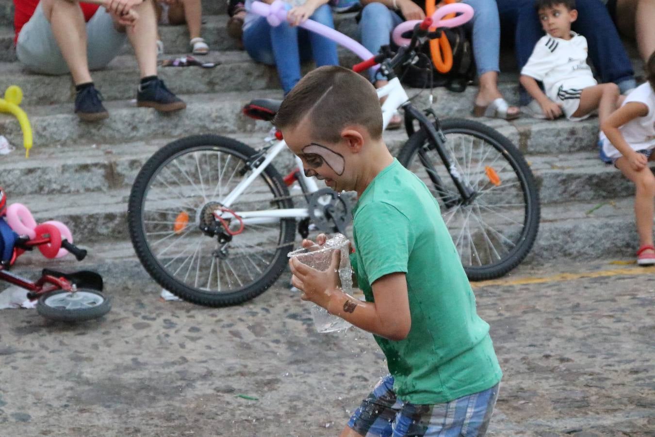 El popular barrio de 'Santa Catalina' vivió, ayer, la primera jornada de su tradicional velá con un gran ambiente festivo en el que pequeños y mayores disfrutaron de tradición, fiesta y música con los juegos infantiles y la actuación de 'Licor 43'.