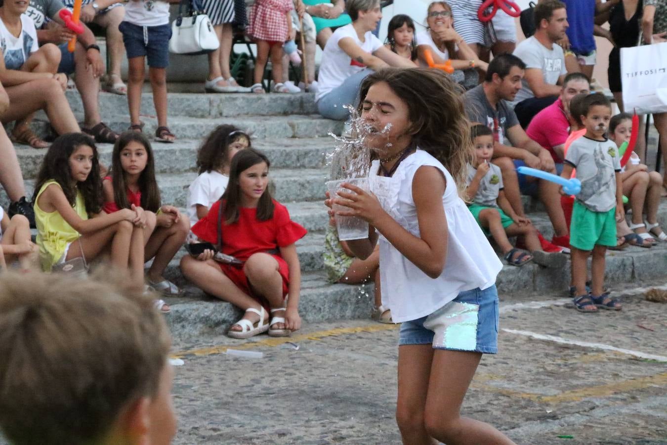 El popular barrio de 'Santa Catalina' vivió, ayer, la primera jornada de su tradicional velá con un gran ambiente festivo en el que pequeños y mayores disfrutaron de tradición, fiesta y música con los juegos infantiles y la actuación de 'Licor 43'.