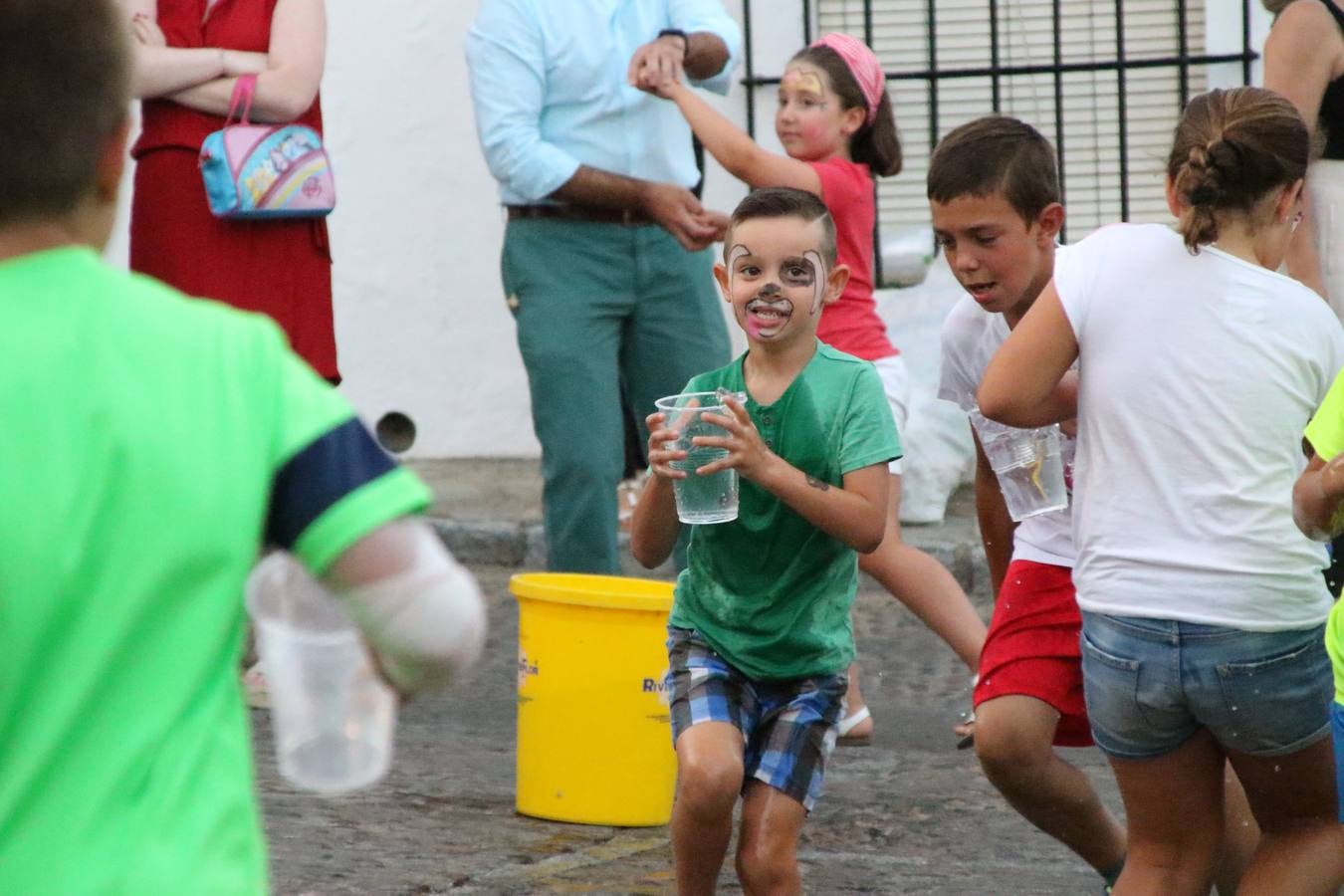 El popular barrio de 'Santa Catalina' vivió, ayer, la primera jornada de su tradicional velá con un gran ambiente festivo en el que pequeños y mayores disfrutaron de tradición, fiesta y música con los juegos infantiles y la actuación de 'Licor 43'.
