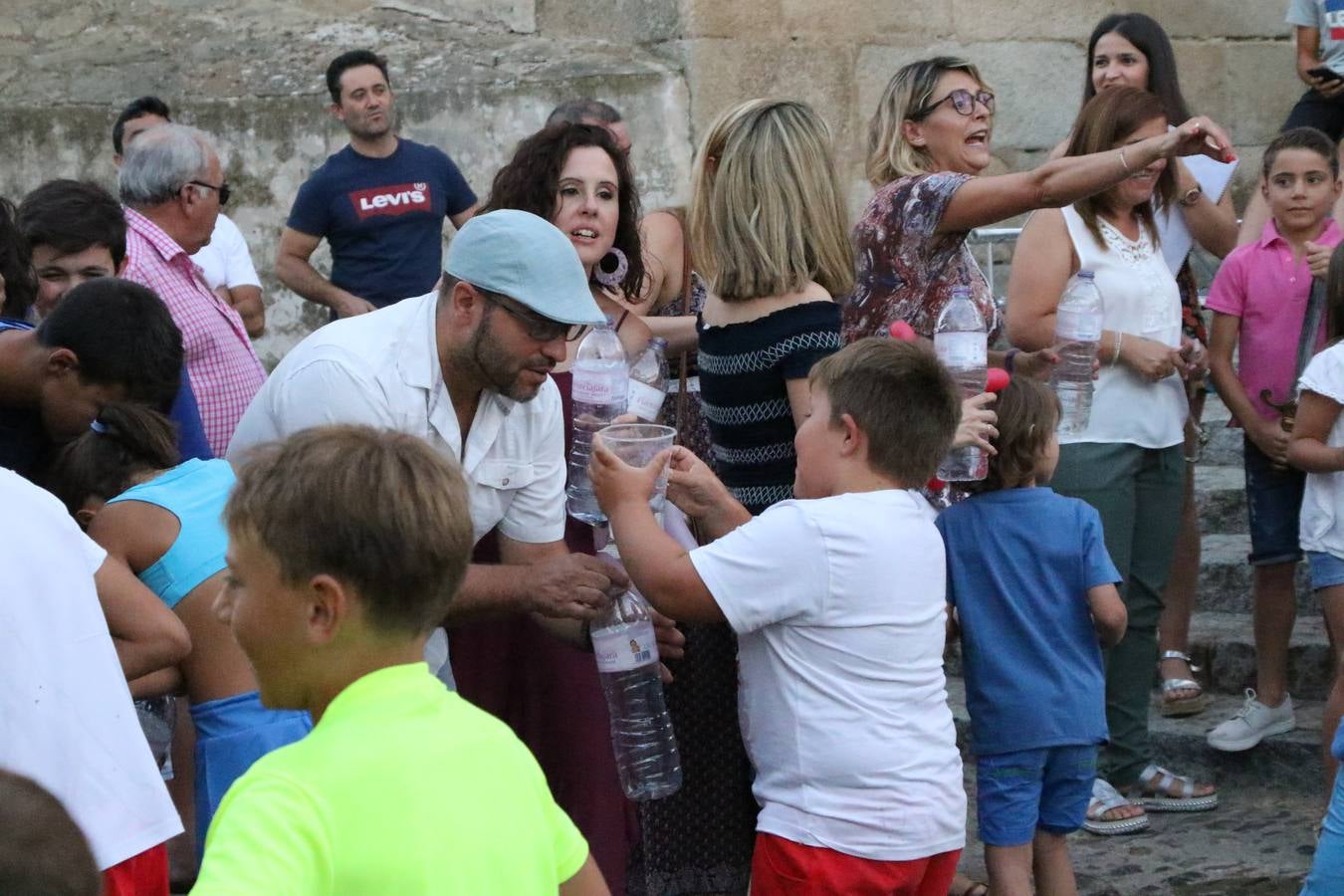 El popular barrio de 'Santa Catalina' vivió, ayer, la primera jornada de su tradicional velá con un gran ambiente festivo en el que pequeños y mayores disfrutaron de tradición, fiesta y música con los juegos infantiles y la actuación de 'Licor 43'.