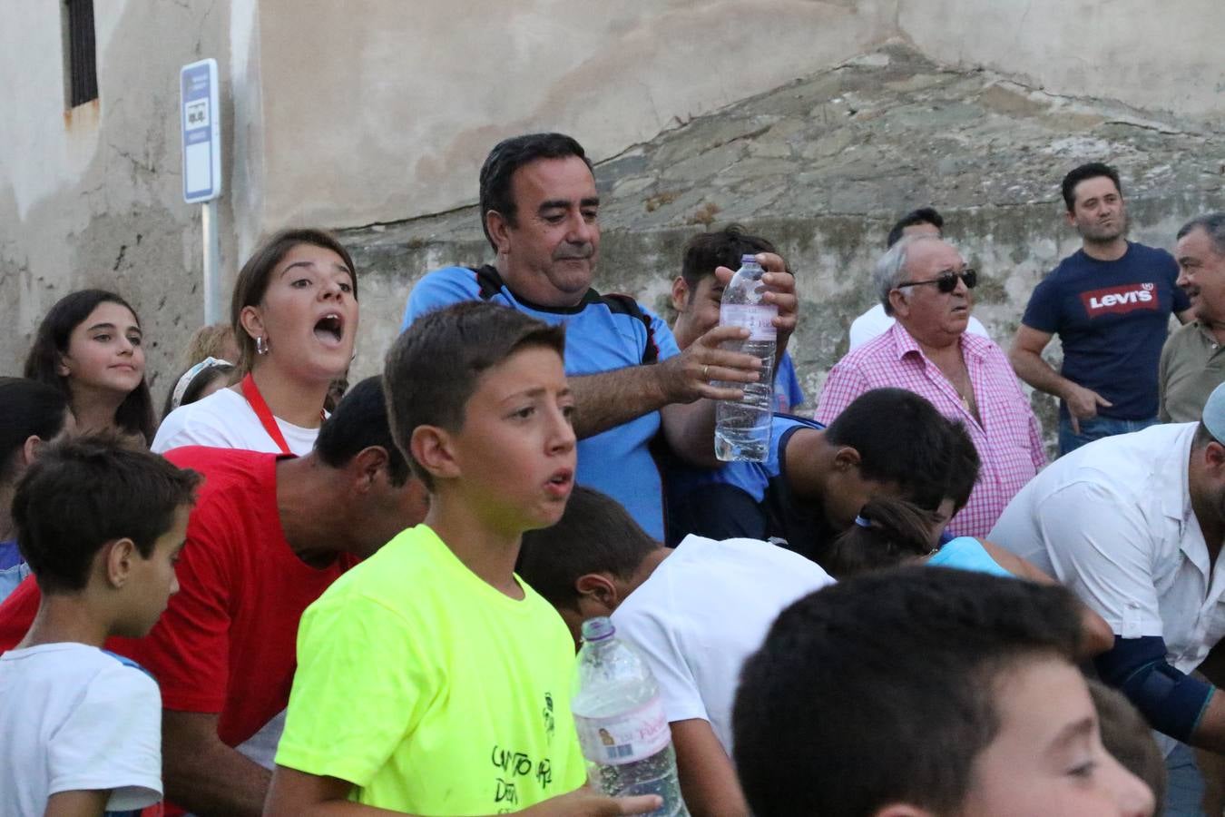 El popular barrio de 'Santa Catalina' vivió, ayer, la primera jornada de su tradicional velá con un gran ambiente festivo en el que pequeños y mayores disfrutaron de tradición, fiesta y música con los juegos infantiles y la actuación de 'Licor 43'.