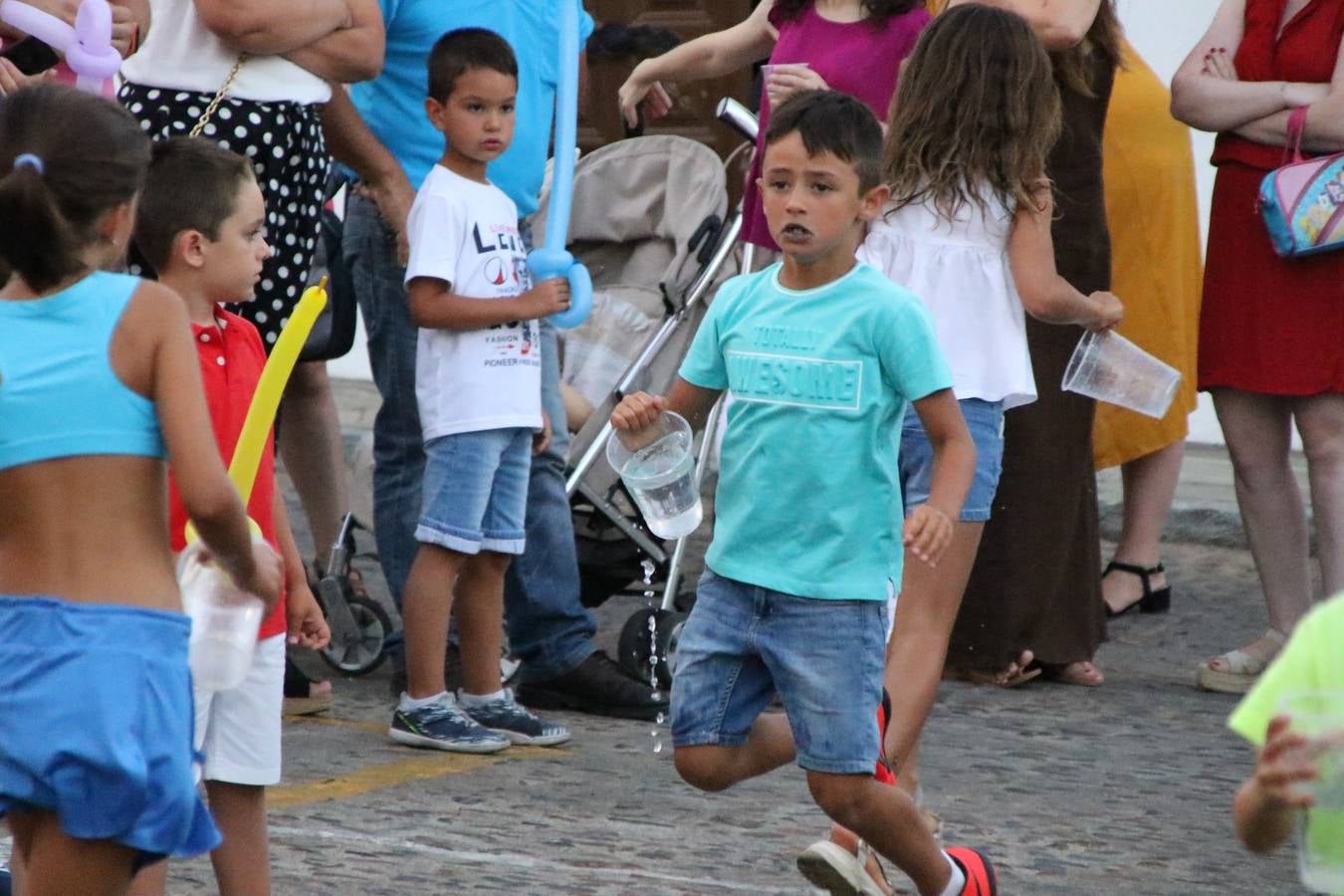 El popular barrio de 'Santa Catalina' vivió, ayer, la primera jornada de su tradicional velá con un gran ambiente festivo en el que pequeños y mayores disfrutaron de tradición, fiesta y música con los juegos infantiles y la actuación de 'Licor 43'.