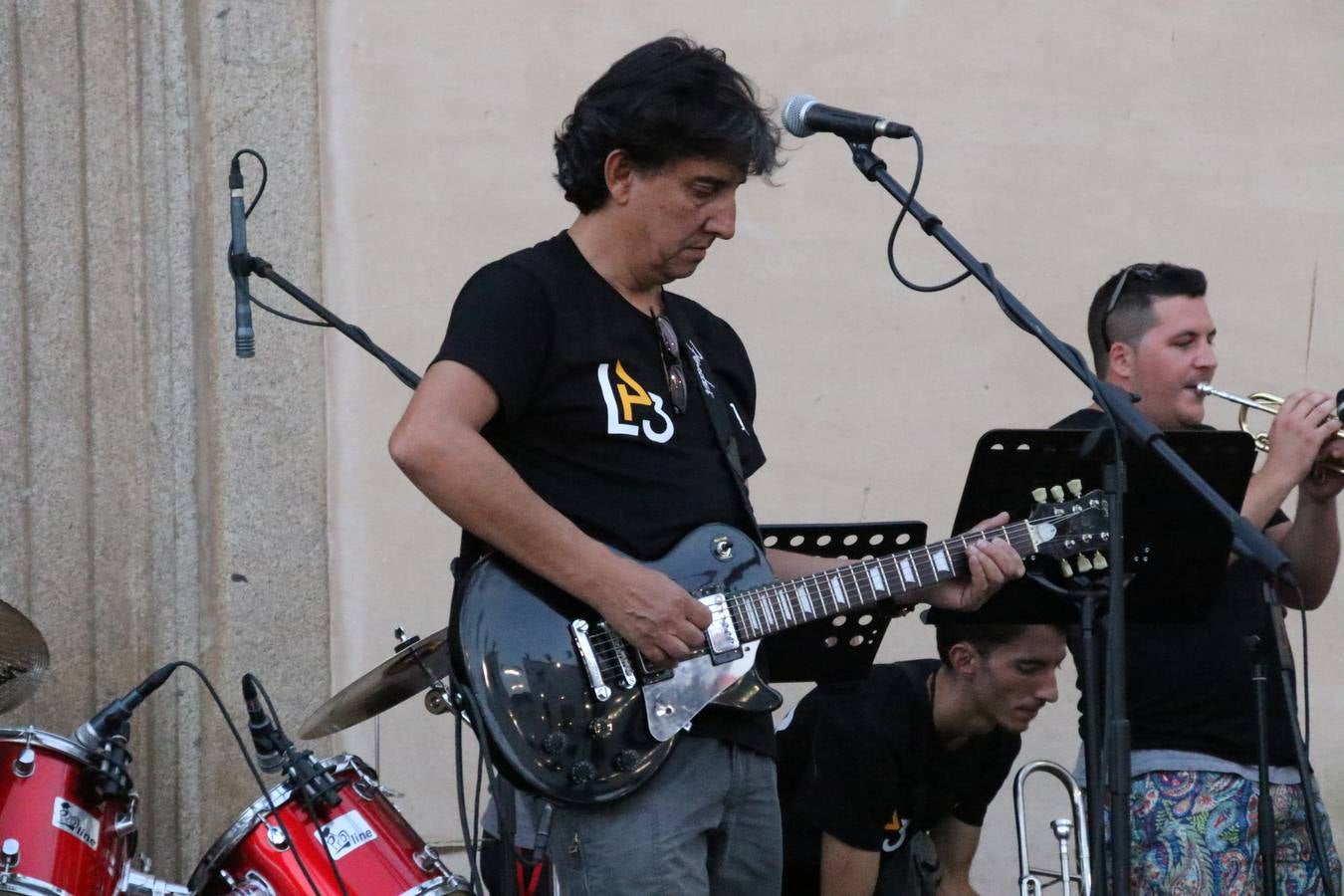El popular barrio de 'Santa Catalina' vivió, ayer, la primera jornada de su tradicional velá con un gran ambiente festivo en el que pequeños y mayores disfrutaron de tradición, fiesta y música con los juegos infantiles y la actuación de 'Licor 43'.