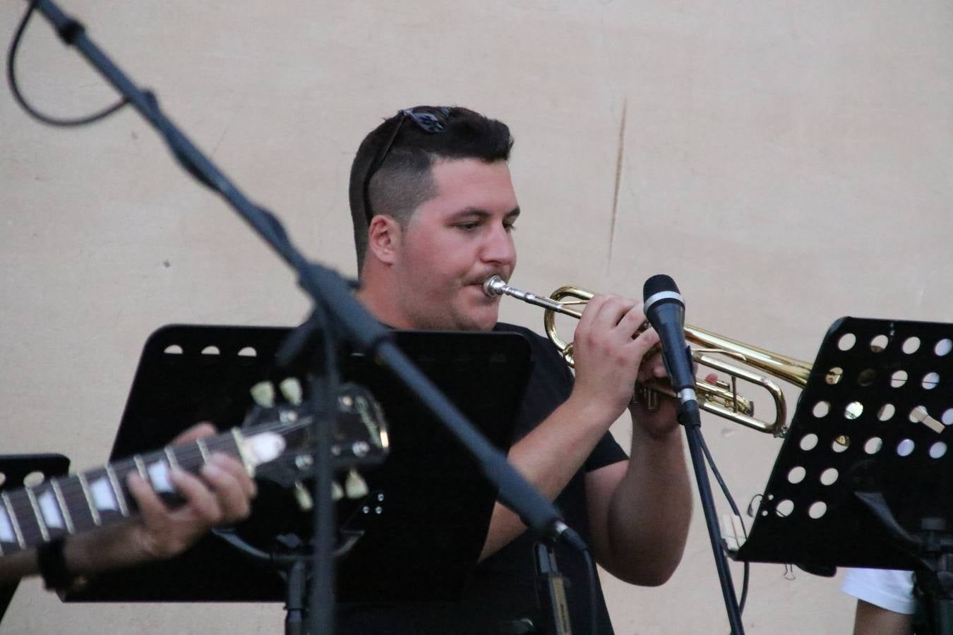 El popular barrio de 'Santa Catalina' vivió, ayer, la primera jornada de su tradicional velá con un gran ambiente festivo en el que pequeños y mayores disfrutaron de tradición, fiesta y música con los juegos infantiles y la actuación de 'Licor 43'.