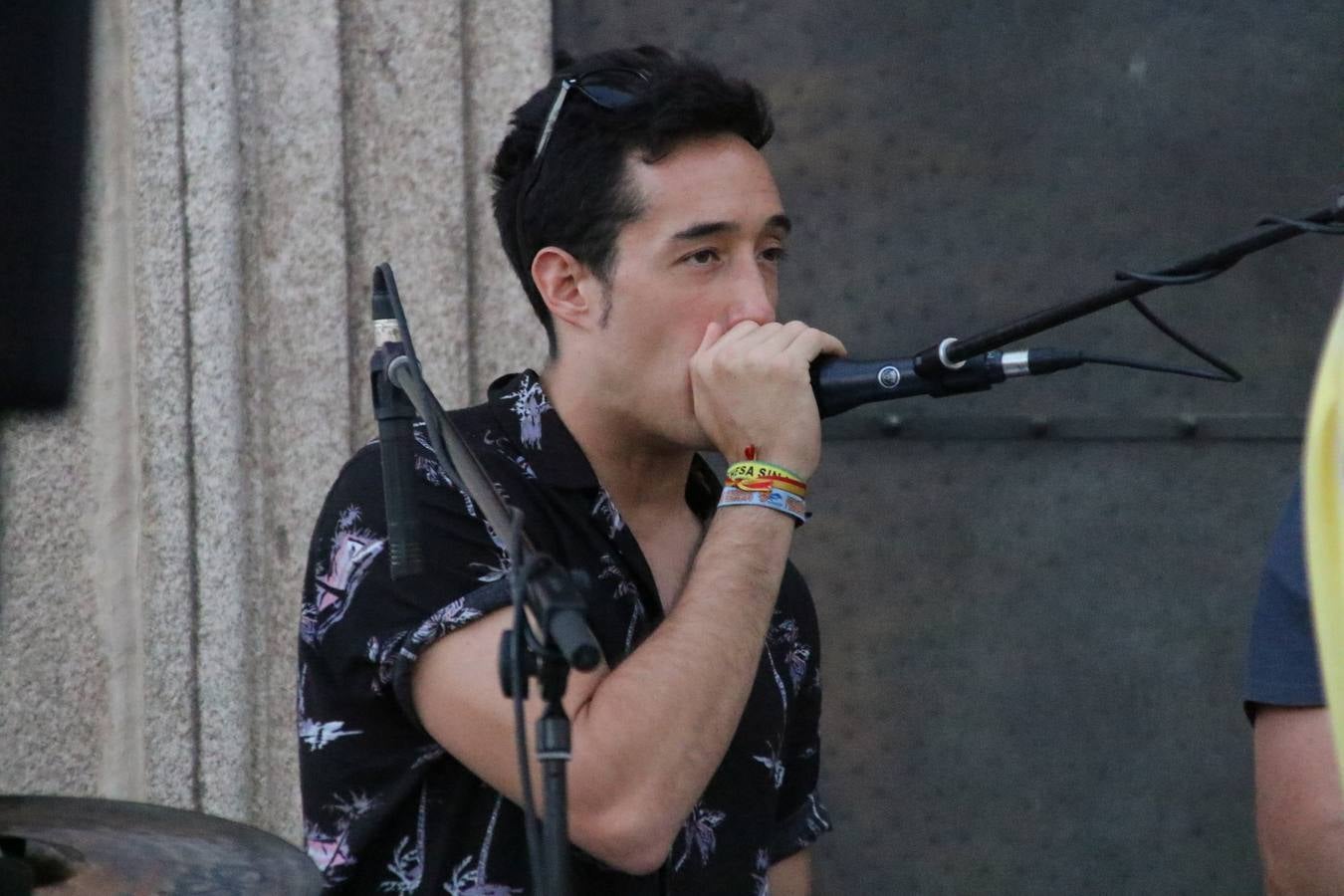 El popular barrio de 'Santa Catalina' vivió, ayer, la primera jornada de su tradicional velá con un gran ambiente festivo en el que pequeños y mayores disfrutaron de tradición, fiesta y música con los juegos infantiles y la actuación de 'Licor 43'.