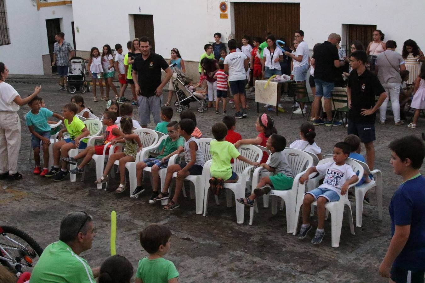 El popular barrio de 'Santa Catalina' vivió, ayer, la primera jornada de su tradicional velá con un gran ambiente festivo en el que pequeños y mayores disfrutaron de tradición, fiesta y música con los juegos infantiles y la actuación de 'Licor 43'.