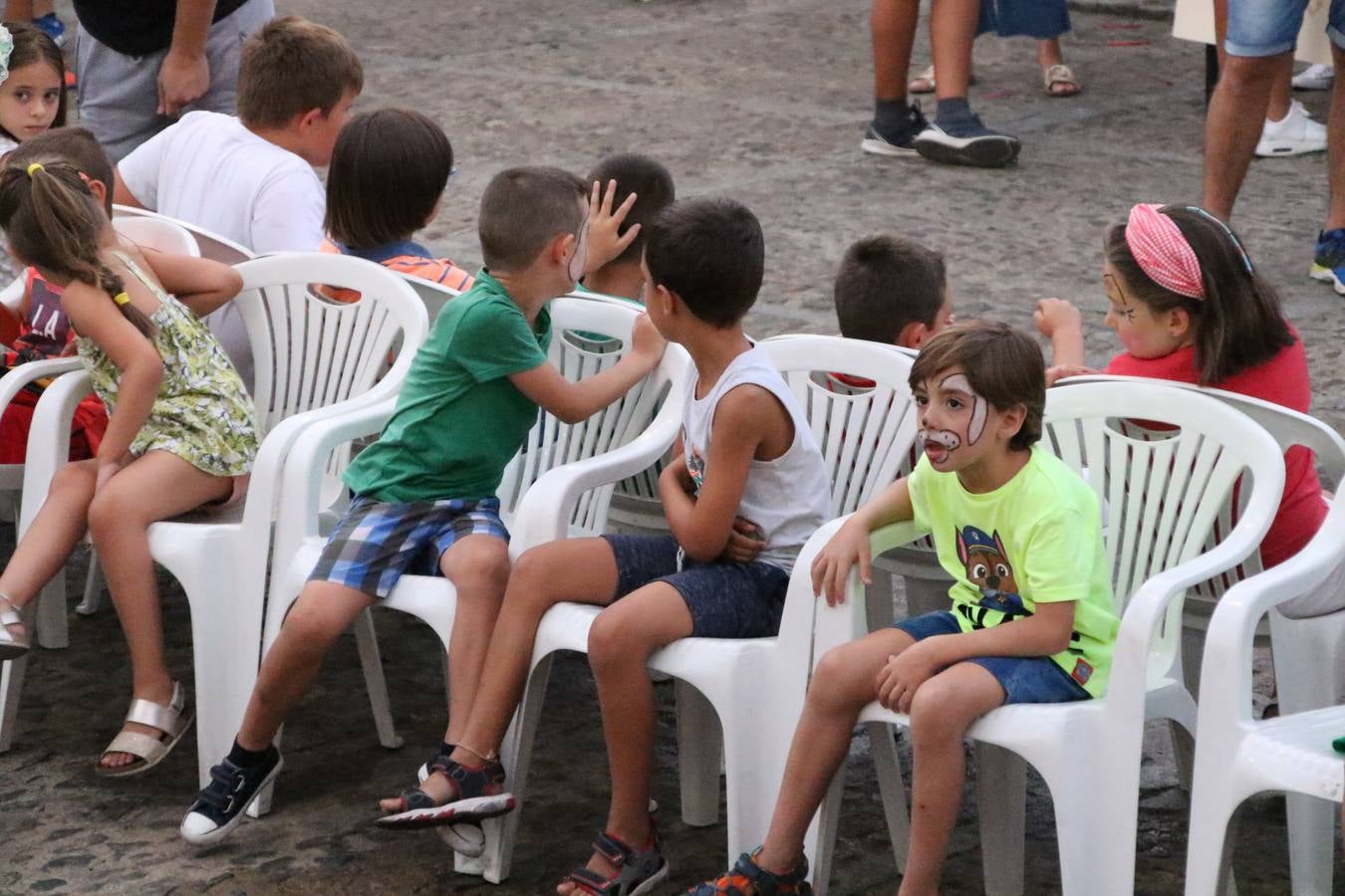 El popular barrio de 'Santa Catalina' vivió, ayer, la primera jornada de su tradicional velá con un gran ambiente festivo en el que pequeños y mayores disfrutaron de tradición, fiesta y música con los juegos infantiles y la actuación de 'Licor 43'.