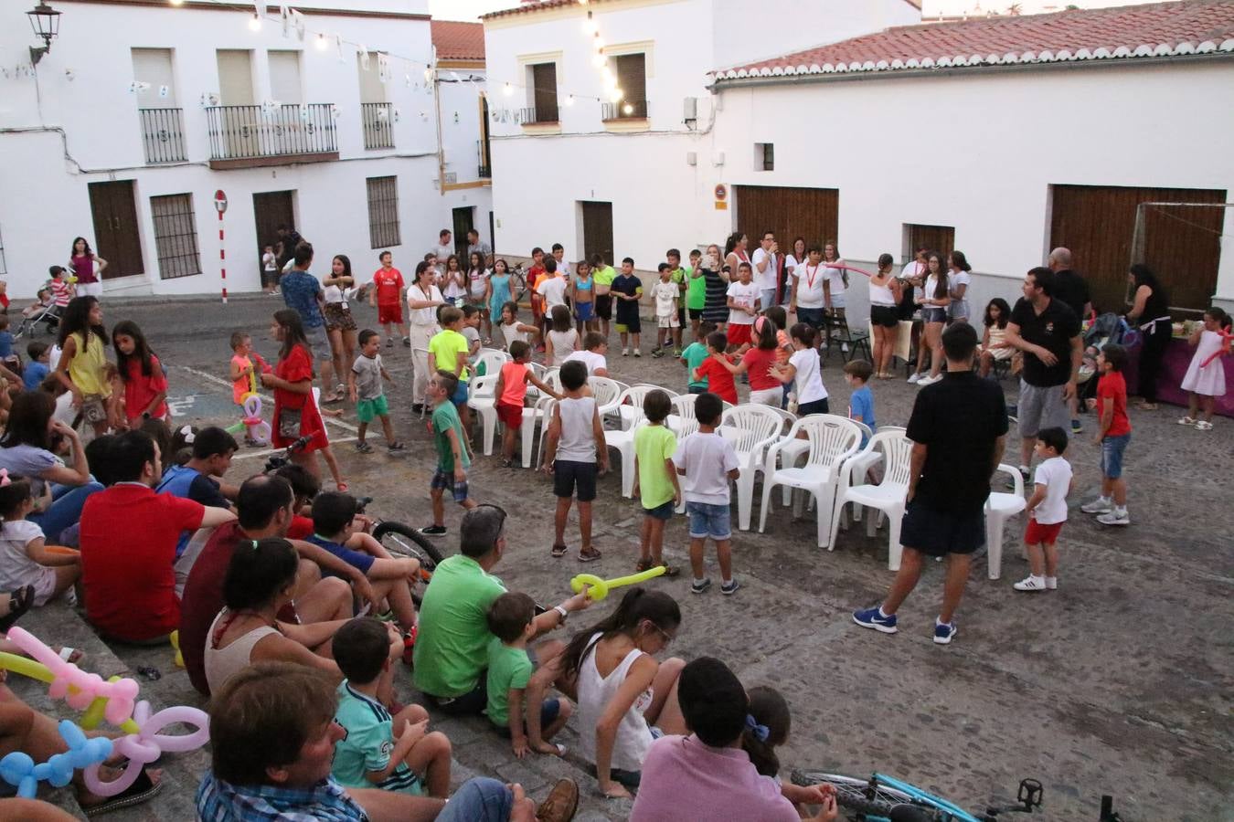 El popular barrio de 'Santa Catalina' vivió, ayer, la primera jornada de su tradicional velá con un gran ambiente festivo en el que pequeños y mayores disfrutaron de tradición, fiesta y música con los juegos infantiles y la actuación de 'Licor 43'.