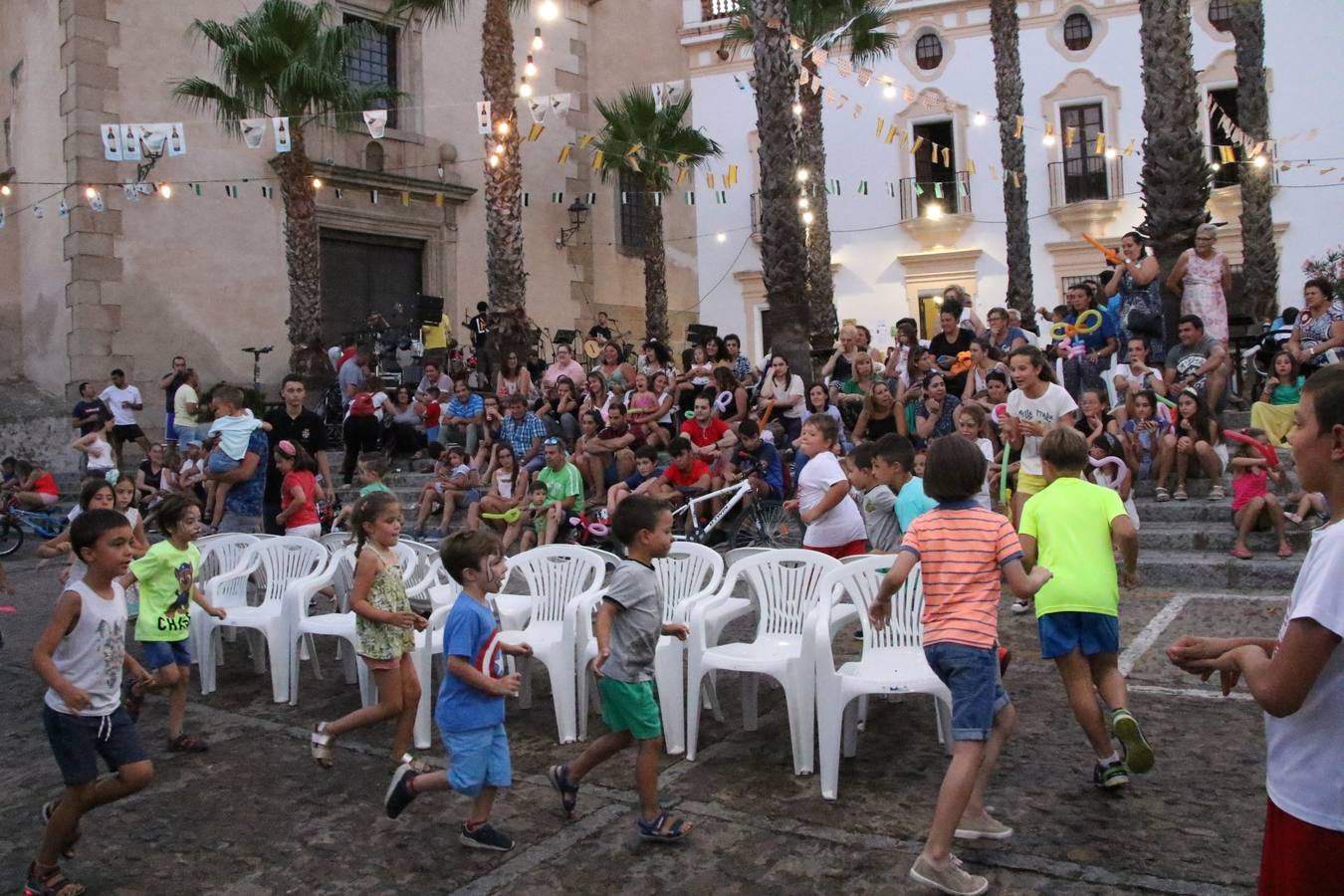 El popular barrio de 'Santa Catalina' vivió, ayer, la primera jornada de su tradicional velá con un gran ambiente festivo en el que pequeños y mayores disfrutaron de tradición, fiesta y música con los juegos infantiles y la actuación de 'Licor 43'.