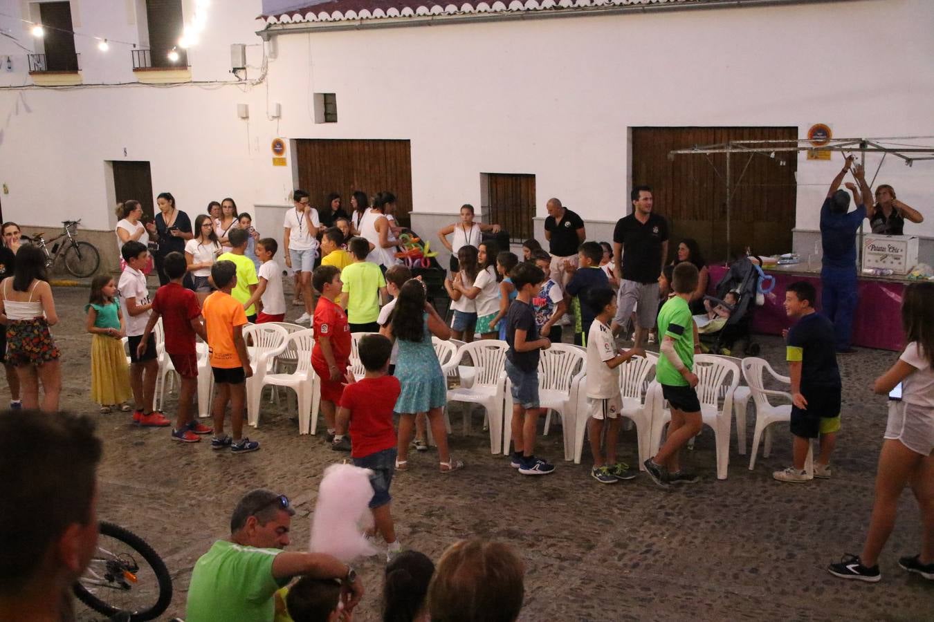 El popular barrio de 'Santa Catalina' vivió, ayer, la primera jornada de su tradicional velá con un gran ambiente festivo en el que pequeños y mayores disfrutaron de tradición, fiesta y música con los juegos infantiles y la actuación de 'Licor 43'.