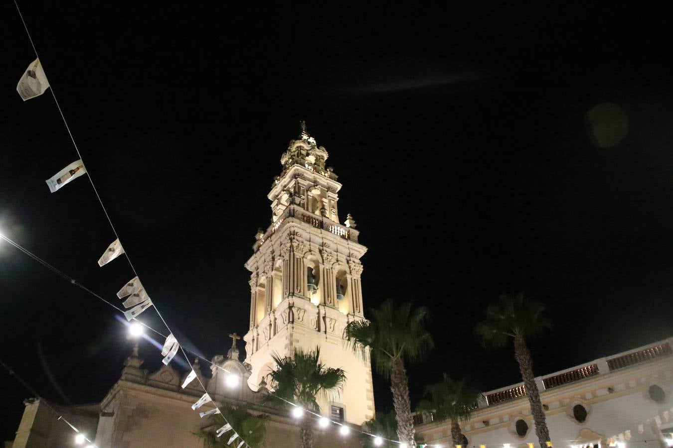El popular barrio de 'Santa Catalina' vivió, ayer, la primera jornada de su tradicional velá con un gran ambiente festivo en el que pequeños y mayores disfrutaron de tradición, fiesta y música con los juegos infantiles y la actuación de 'Licor 43'.