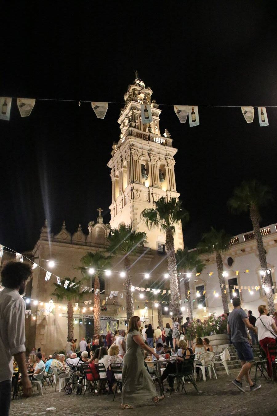 El popular barrio de 'Santa Catalina' vivió, ayer, la primera jornada de su tradicional velá con un gran ambiente festivo en el que pequeños y mayores disfrutaron de tradición, fiesta y música con los juegos infantiles y la actuación de 'Licor 43'.