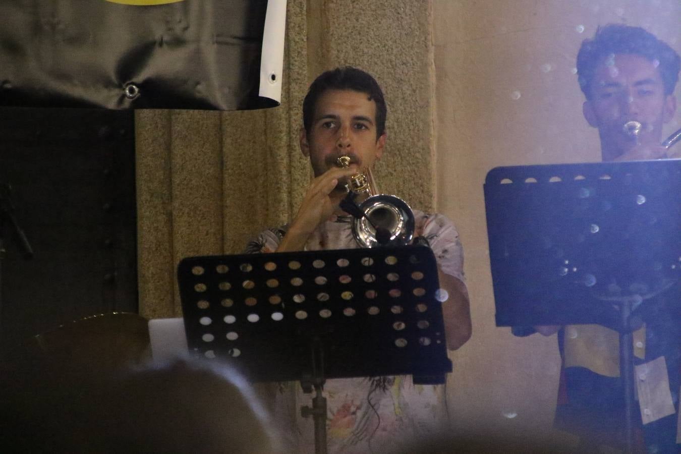 El popular barrio de 'Santa Catalina' vivió, ayer, la primera jornada de su tradicional velá con un gran ambiente festivo en el que pequeños y mayores disfrutaron de tradición, fiesta y música con los juegos infantiles y la actuación de 'Licor 43'.