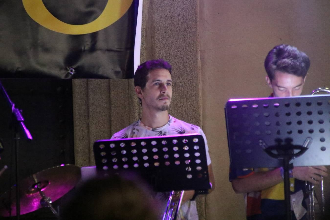 El popular barrio de 'Santa Catalina' vivió, ayer, la primera jornada de su tradicional velá con un gran ambiente festivo en el que pequeños y mayores disfrutaron de tradición, fiesta y música con los juegos infantiles y la actuación de 'Licor 43'.