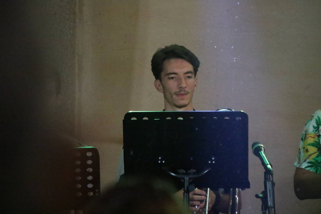 El popular barrio de 'Santa Catalina' vivió, ayer, la primera jornada de su tradicional velá con un gran ambiente festivo en el que pequeños y mayores disfrutaron de tradición, fiesta y música con los juegos infantiles y la actuación de 'Licor 43'.