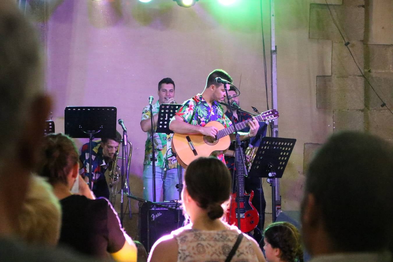 El popular barrio de 'Santa Catalina' vivió, ayer, la primera jornada de su tradicional velá con un gran ambiente festivo en el que pequeños y mayores disfrutaron de tradición, fiesta y música con los juegos infantiles y la actuación de 'Licor 43'.